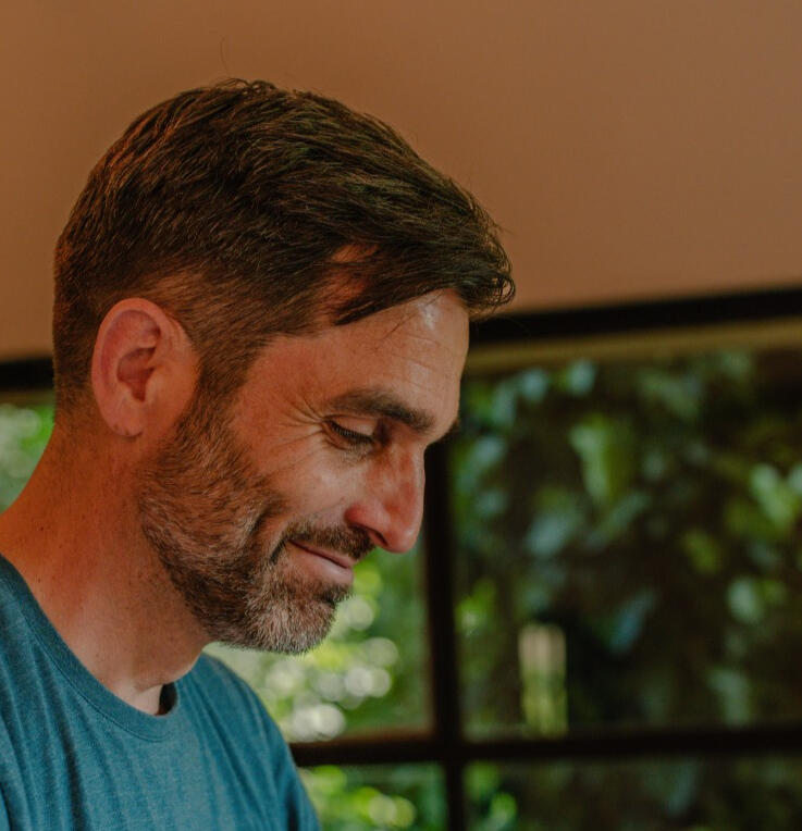 Portrait du masseur professionnel dans son cabinet bien-être